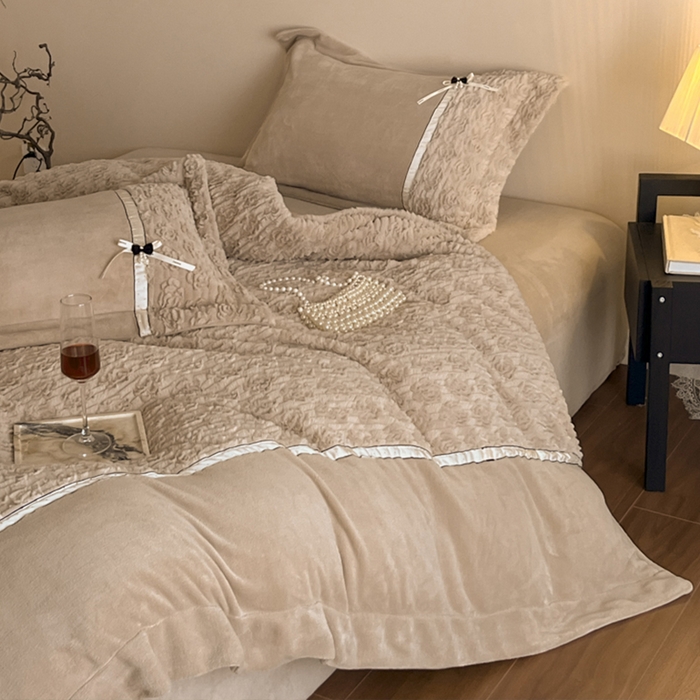 91家纺网 家纺一手货源 找家纺 蓝邻家纺 2025新款提花兔绒双拼织带款四件套-微语系列 微语-褐色