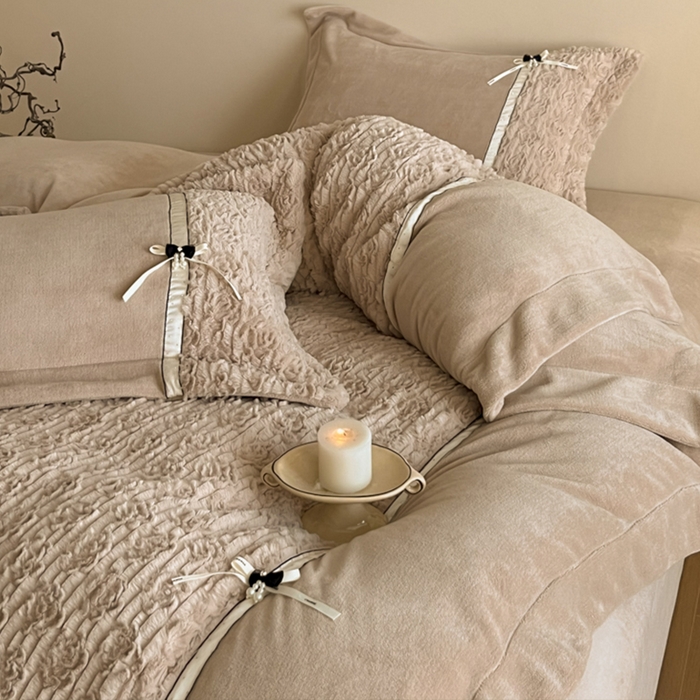 91家纺网 家纺一手货源 找家纺 蓝邻家纺 2025新款提花兔绒双拼织带款四件套-微语系列 微语-褐色