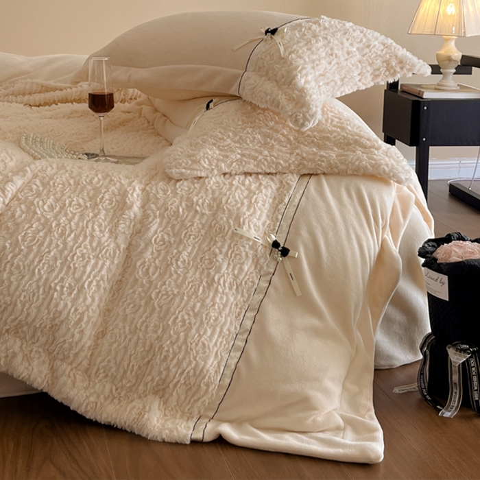 91家纺网 家纺一手货源 找家纺 蓝邻家纺 2025新款提花兔绒双拼织带款四件套-微语系列 微语-香槟色