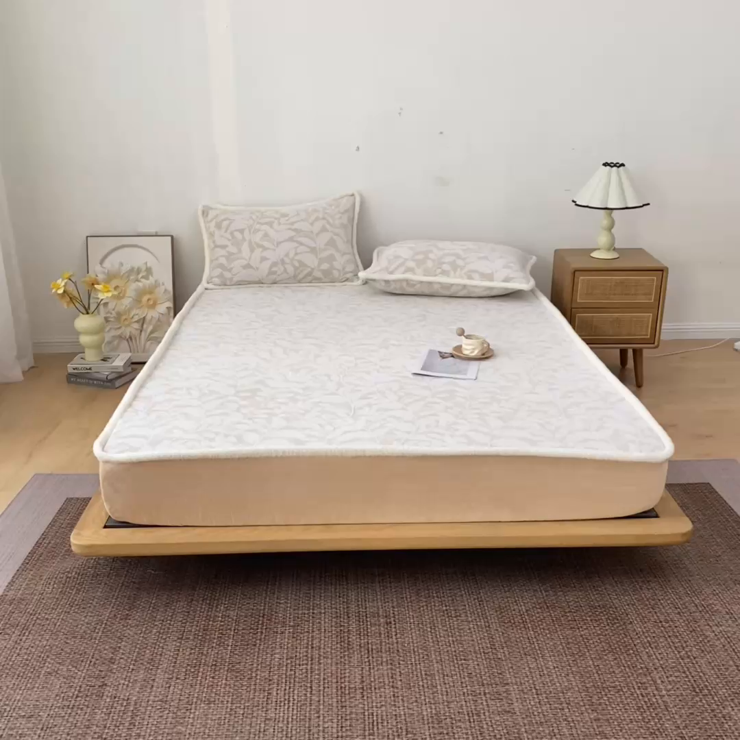 91家纺网 家纺一手货源 找家纺 吾秀家居 2025新款高克重雕花牛奶绒单床笠床笠单件 叶繁