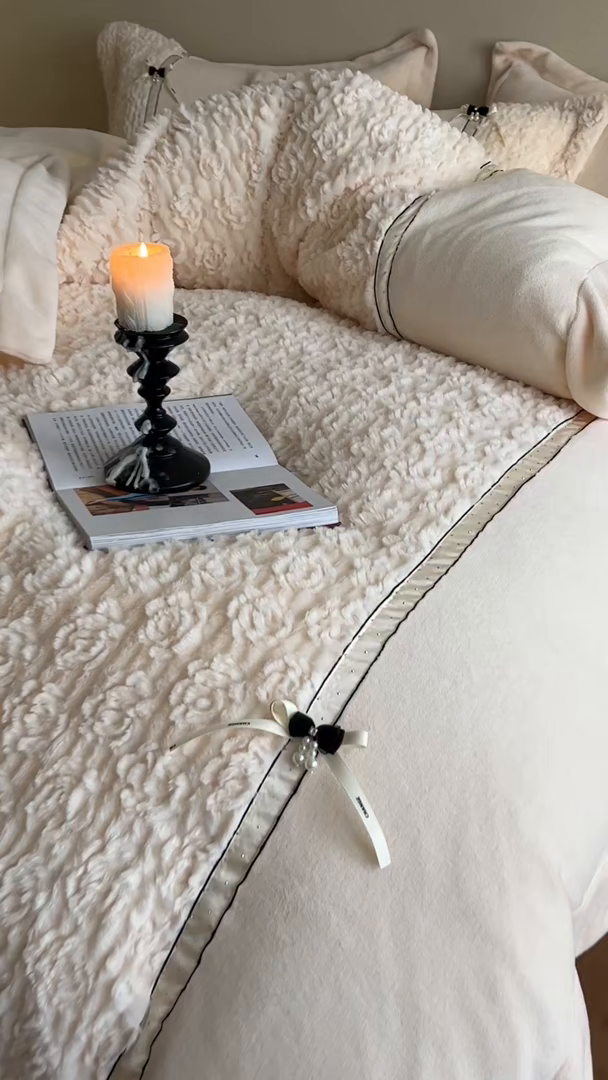 91家纺网 家纺一手货源 找家纺 蓝邻家纺 2025新款提花兔绒双拼织带款四件套-微语系列 微语-香槟色