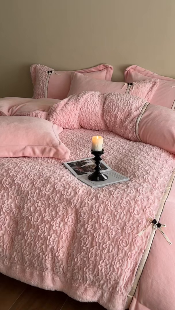 91家纺网 家纺一手货源 找家纺 蓝邻家纺 2025新款提花兔绒双拼织带款四件套-微语系列 微语-玉色