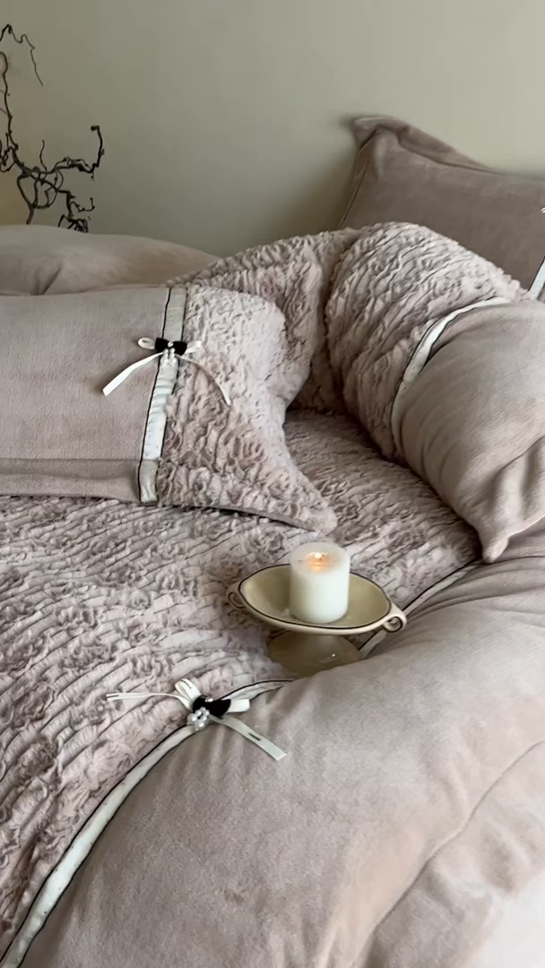 91家纺网 家纺一手货源 找家纺 蓝邻家纺 2025新款提花兔绒双拼织带款四件套-微语系列 微语-褐色