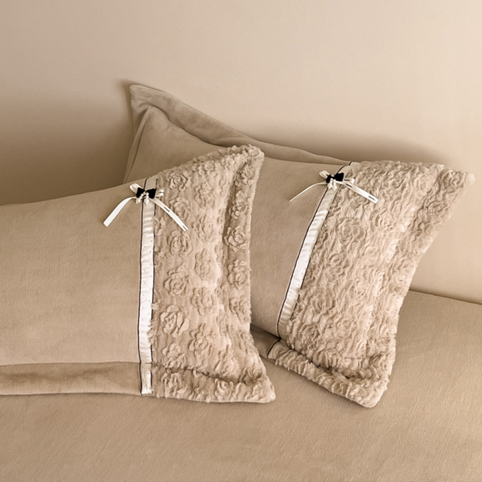 91家纺网 家纺一手货源 找家纺 蓝邻家纺 2025新款提花兔绒双拼织带款四件套-微语系列 微语-褐色