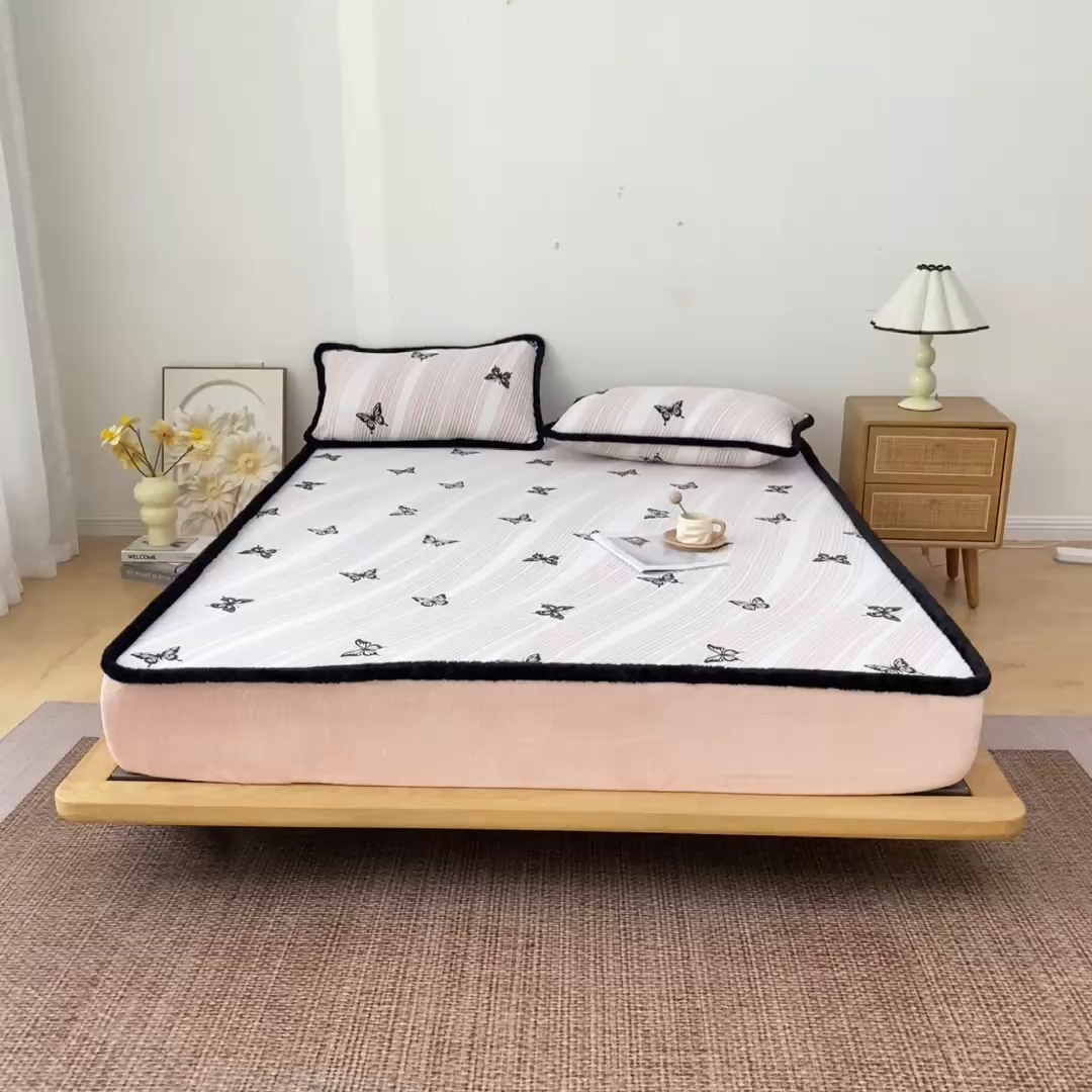 91家纺网 家纺一手货源 找家纺 吾秀家居 2025新款高克重雕花牛奶绒单床笠床笠单件 粉蝶