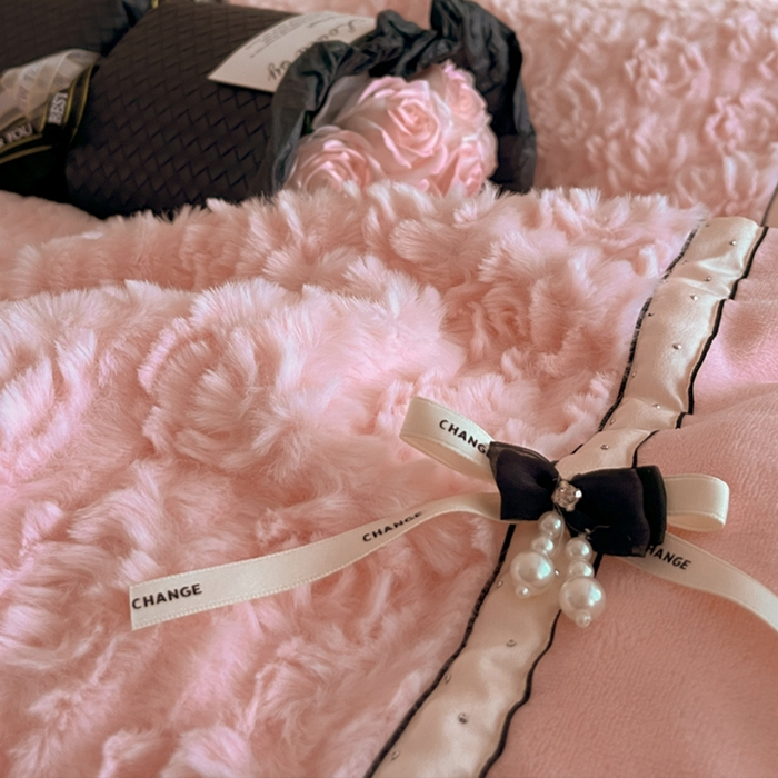 91家纺网 家纺一手货源 找家纺 蓝邻家纺 2025新款提花兔绒双拼织带款四件套-微语系列 微语-玉色