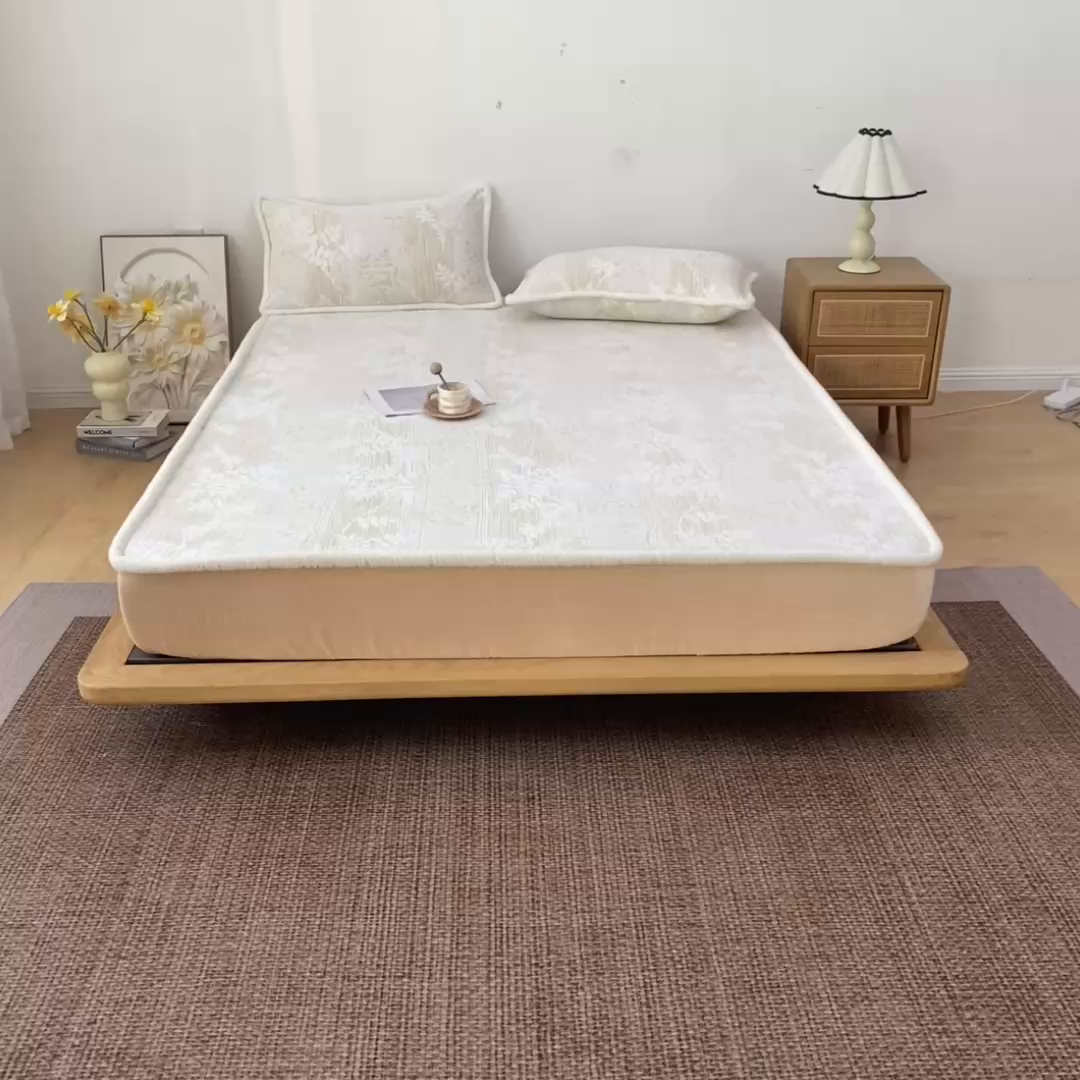 91家纺网 家纺一手货源 找家纺 吾秀家居 2025新款高克重雕花牛奶绒单床笠床笠单件 花织