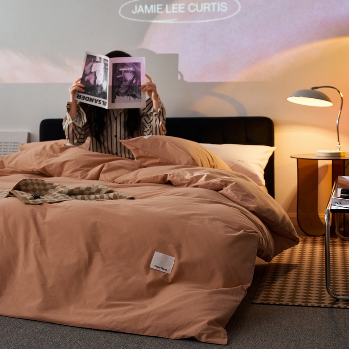 91家纺网 家纺一手货源 找家纺 蓝邻家纺 2025新款A类全棉纯棉水洗棉纯色贴标系列四件套-风格一 焦糖色