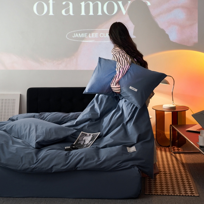 91家纺网 家纺一手货源 找家纺 蓝邻家纺 2025新款A类全棉纯棉水洗棉纯色贴标系列四件套-风格一 牛仔兰