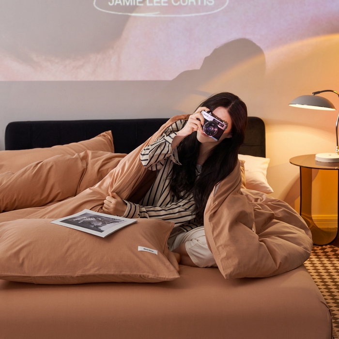 91家纺网 家纺一手货源 找家纺 蓝邻家纺 2025新款A类全棉纯棉水洗棉纯色贴标系列四件套-风格一 焦糖色