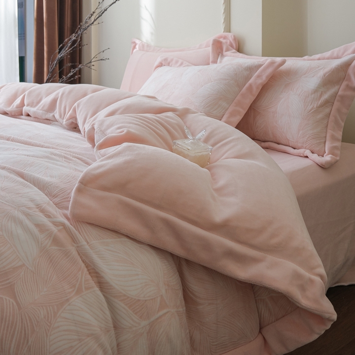 91家纺网 家纺一手货源 找家纺 米奈家居 2025新款立体雕花拼角款牛奶绒四件套 秋影-粉