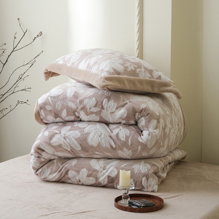 91家纺网 家纺一手货源 找家纺 米奈家居 2025新款立体雕花拼角款牛奶绒四件套 花如玉-驼