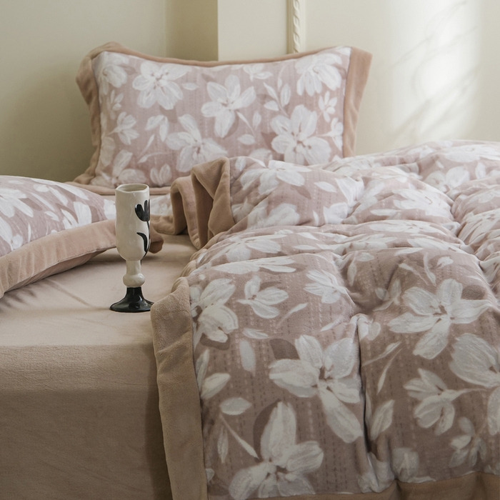 91家纺网 家纺一手货源 找家纺 米奈家居 2025新款立体雕花拼角款牛奶绒四件套 花如玉-驼