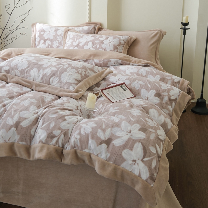 91家纺网 家纺一手货源 找家纺 米奈家居 2025新款立体雕花拼角款牛奶绒四件套 花如玉-驼