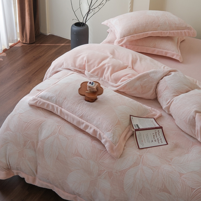 91家纺网 家纺一手货源 找家纺 米奈家居 2025新款立体雕花拼角款牛奶绒四件套 秋影-粉