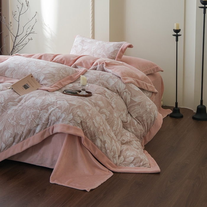 91家纺网 家纺一手货源 找家纺 米奈家居 2025新款立体雕花拼角款牛奶绒四件套 花间集-豆沙