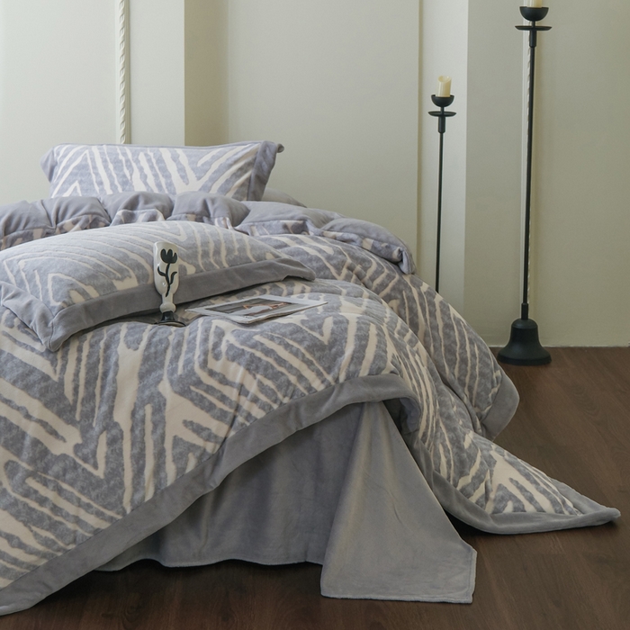 91家纺网 家纺一手货源 找家纺 米奈家居 2025新款立体雕花拼角款牛奶绒四件套 浮光-灰