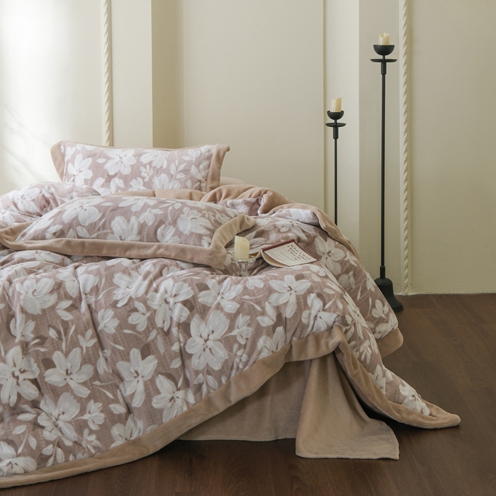 91家纺网 家纺一手货源 找家纺 米奈家居 2025新款立体雕花拼角款牛奶绒四件套 花如玉-驼