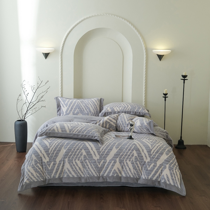 91家纺网 家纺一手货源 找家纺 米奈家居 2025新款立体雕花拼角款牛奶绒四件套 浮光-灰