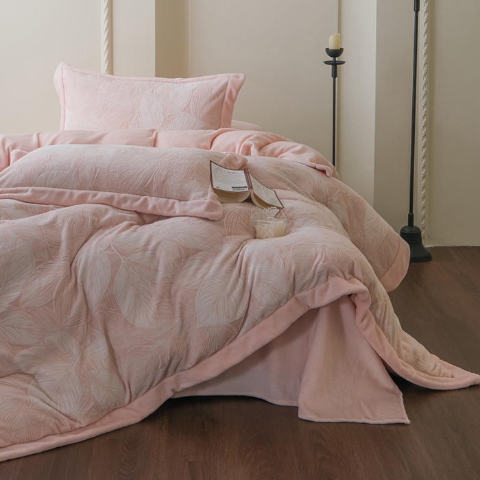 91家纺网 家纺一手货源 找家纺 米奈家居 2025新款立体雕花拼角款牛奶绒四件套 秋影-粉