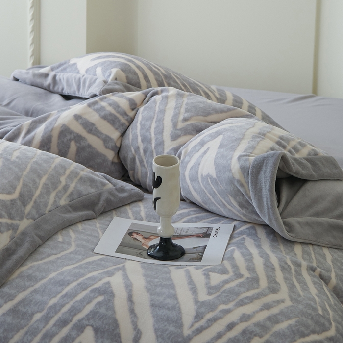 91家纺网 家纺一手货源 找家纺 米奈家居 2025新款立体雕花拼角款牛奶绒四件套 浮光-灰