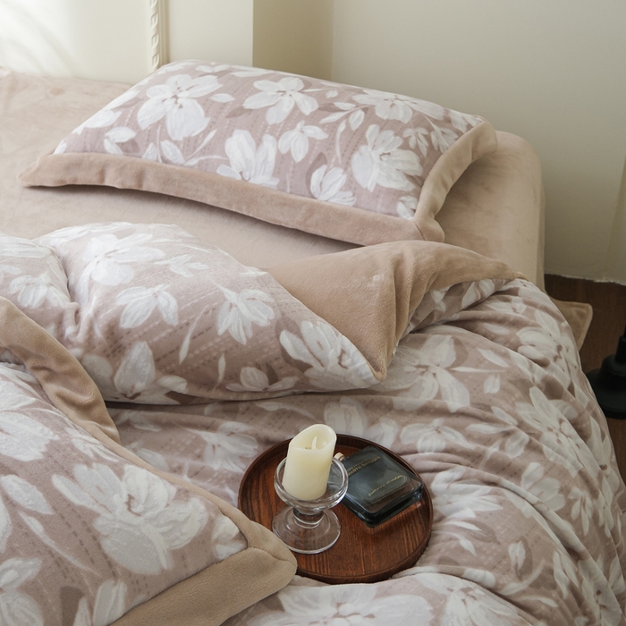 91家纺网 家纺一手货源 找家纺 米奈家居 2025新款立体雕花拼角款牛奶绒四件套 花如玉-驼