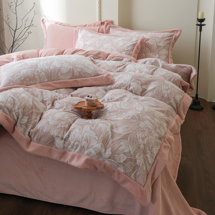 91家纺网 家纺一手货源 找家纺 米奈家居 2025新款立体雕花拼角款牛奶绒四件套 花间集-豆沙