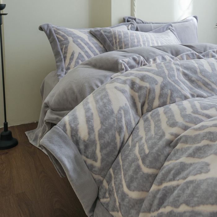 91家纺网 家纺一手货源 找家纺 米奈家居 2025新款立体雕花拼角款牛奶绒四件套 浮光-灰