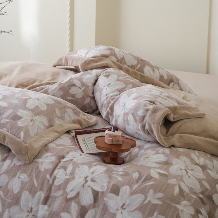 91家纺网 家纺一手货源 找家纺 米奈家居 2025新款立体雕花拼角款牛奶绒四件套 花如玉-驼