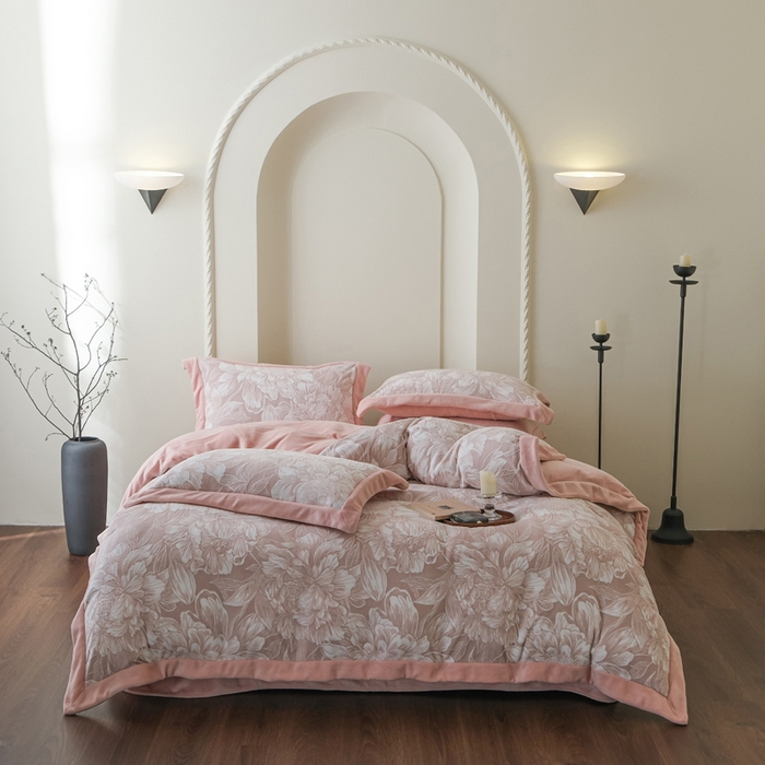 91家纺网 家纺一手货源 找家纺 米奈家居 2025新款立体雕花拼角款牛奶绒四件套 花间集-豆沙