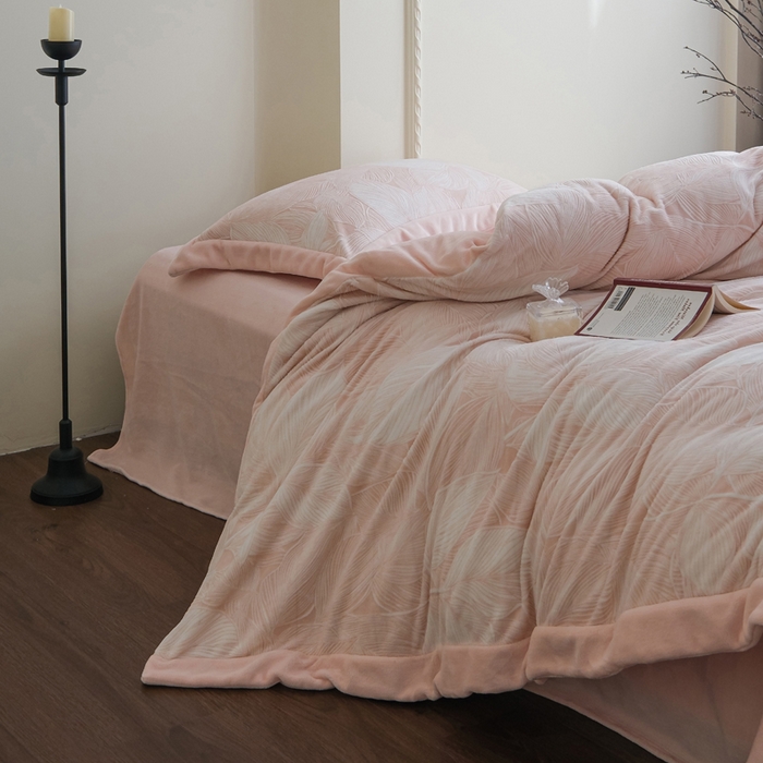 91家纺网 家纺一手货源 找家纺 米奈家居 2025新款立体雕花拼角款牛奶绒四件套 秋影-粉