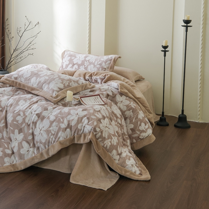 91家纺网 家纺一手货源 找家纺 米奈家居 2025新款立体雕花拼角款牛奶绒四件套 花如玉-驼