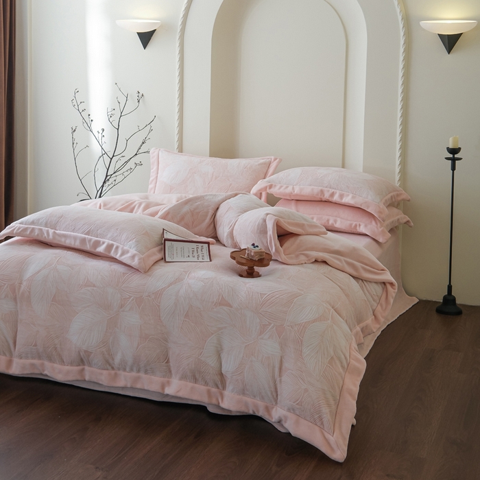 91家纺网 家纺一手货源 找家纺 米奈家居 2025新款立体雕花拼角款牛奶绒四件套 秋影-粉