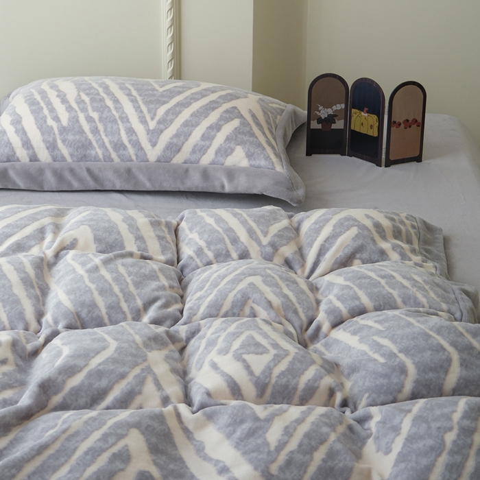 91家纺网 家纺一手货源 找家纺 米奈家居 2025新款立体雕花拼角款牛奶绒四件套 浮光-灰