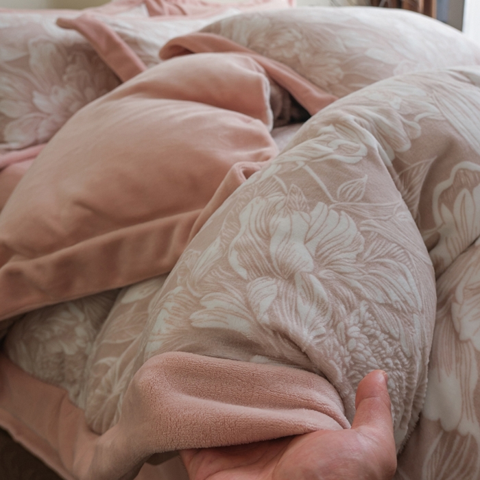 91家纺网 家纺一手货源 找家纺 米奈家居 2025新款立体雕花拼角款牛奶绒四件套 花间集-豆沙