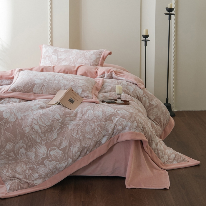 91家纺网 家纺一手货源 找家纺 米奈家居 2025新款立体雕花拼角款牛奶绒四件套 花间集-豆沙