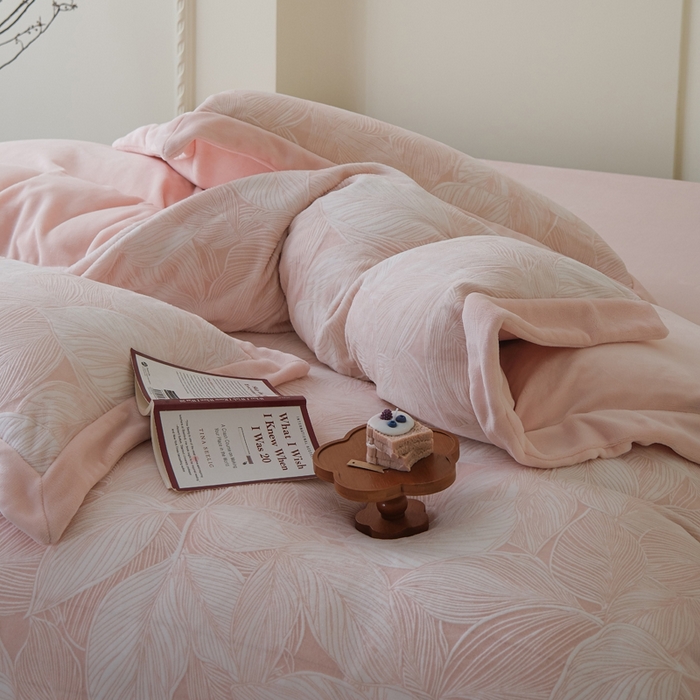 91家纺网 家纺一手货源 找家纺 米奈家居 2025新款立体雕花拼角款牛奶绒四件套 秋影-粉