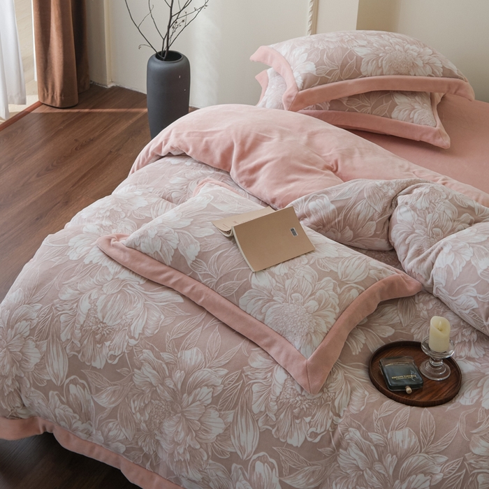 91家纺网 家纺一手货源 找家纺 米奈家居 2025新款立体雕花拼角款牛奶绒四件套 花间集-豆沙