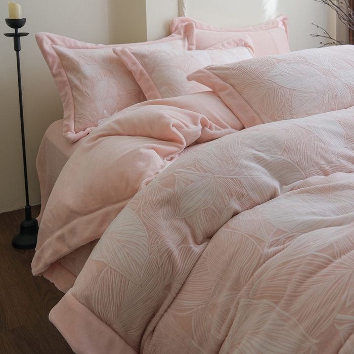 91家纺网 家纺一手货源 找家纺 米奈家居 2025新款立体雕花拼角款牛奶绒四件套 秋影-粉