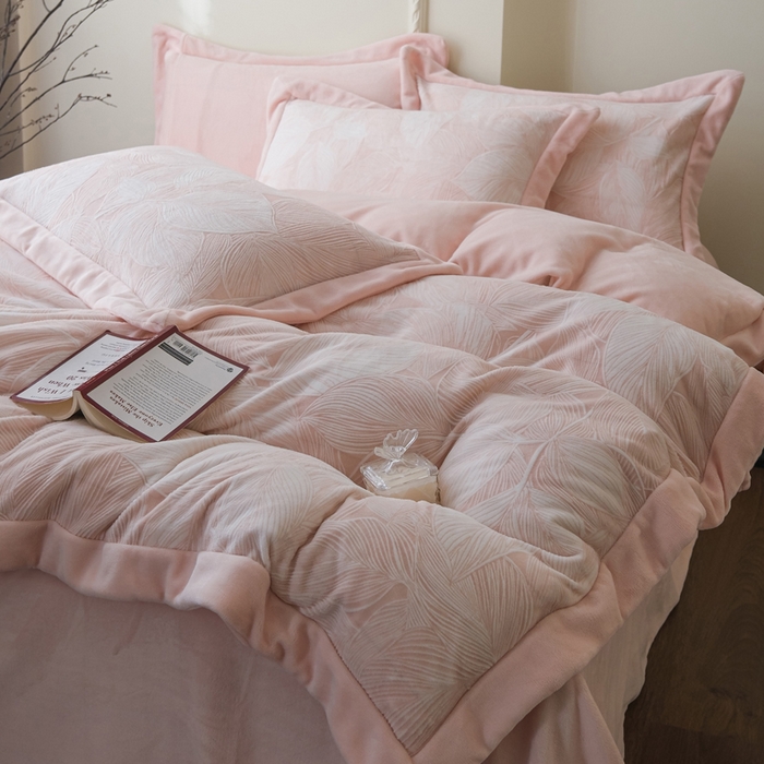 米奈家居 2025新款立体雕花拼角款牛奶绒四件套 秋影-粉