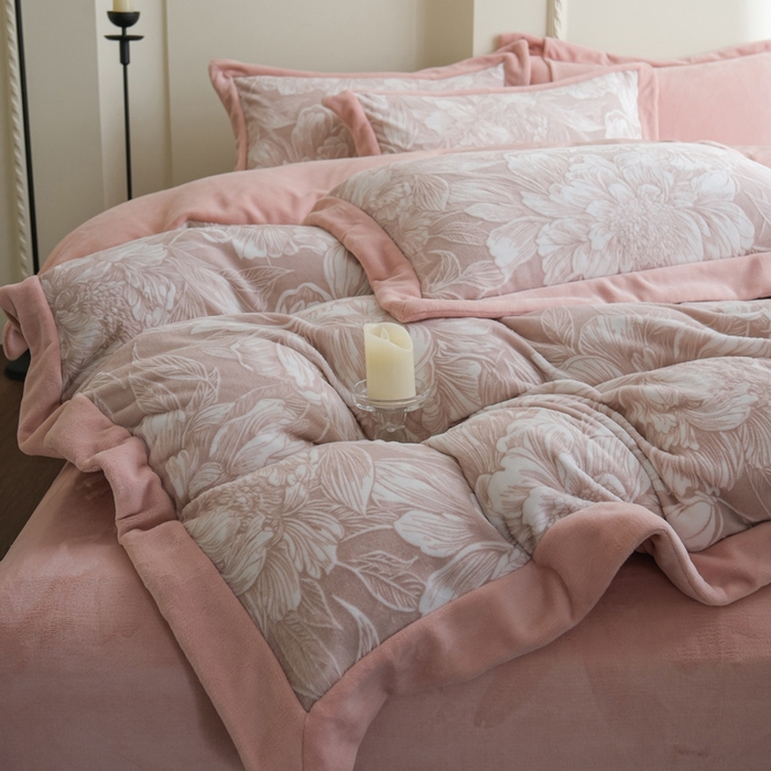 91家纺网 家纺一手货源 找家纺 米奈家居 2025新款立体雕花拼角款牛奶绒四件套 花间集-豆沙