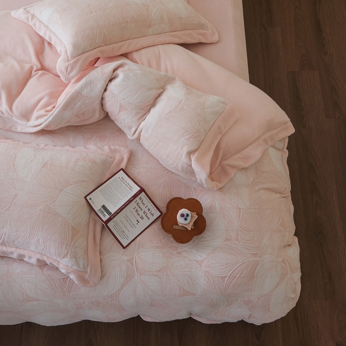 91家纺网 家纺一手货源 找家纺 米奈家居 2025新款立体雕花拼角款牛奶绒四件套 秋影-粉