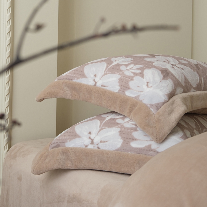 91家纺网 家纺一手货源 找家纺 米奈家居 2025新款立体雕花拼角款牛奶绒四件套 花如玉-驼