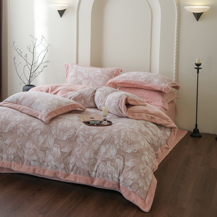 91家纺网 家纺一手货源 找家纺 米奈家居 2025新款立体雕花拼角款牛奶绒四件套 花间集-豆沙