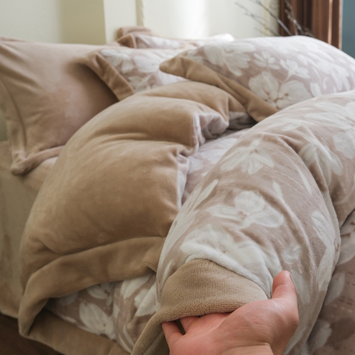 91家纺网 家纺一手货源 找家纺 米奈家居 2025新款立体雕花拼角款牛奶绒四件套 花如玉-驼