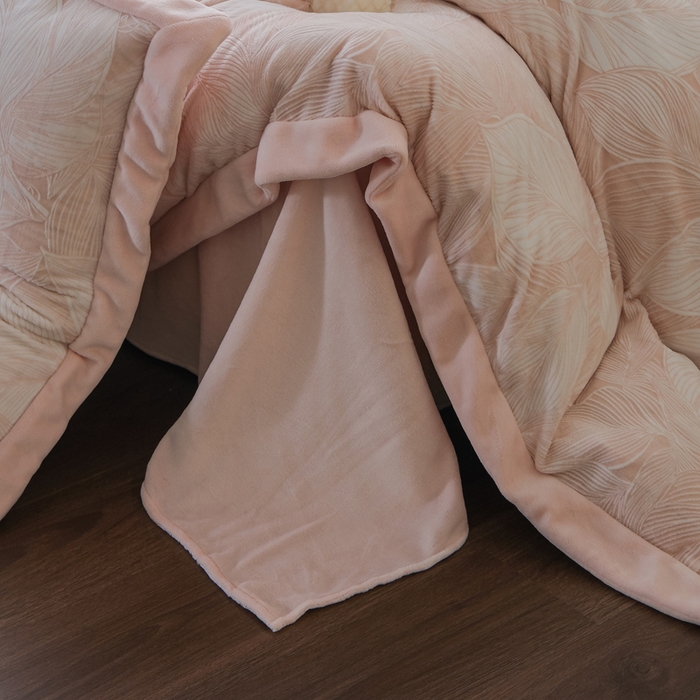 91家纺网 家纺一手货源 找家纺 米奈家居 2025新款立体雕花拼角款牛奶绒四件套 秋影-粉