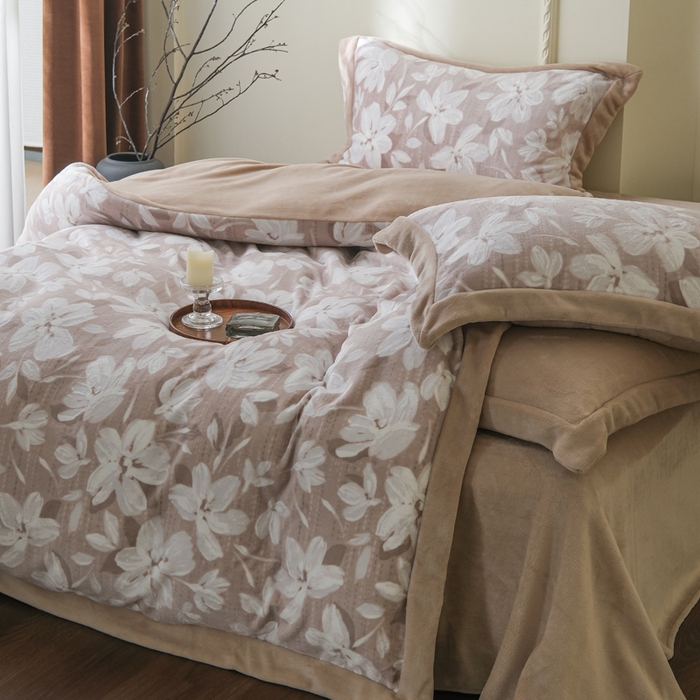 91家纺网 家纺一手货源 找家纺 米奈家居 2025新款立体雕花拼角款牛奶绒四件套 花如玉-驼