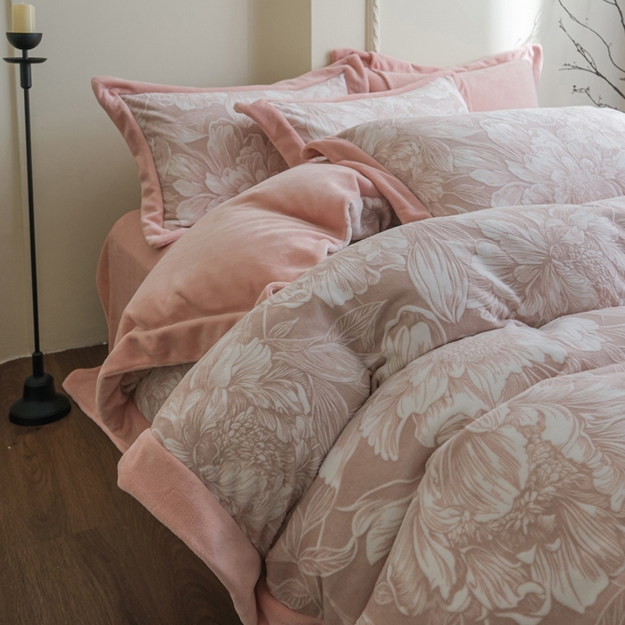 91家纺网 家纺一手货源 找家纺 米奈家居 2025新款立体雕花拼角款牛奶绒四件套 花间集-豆沙