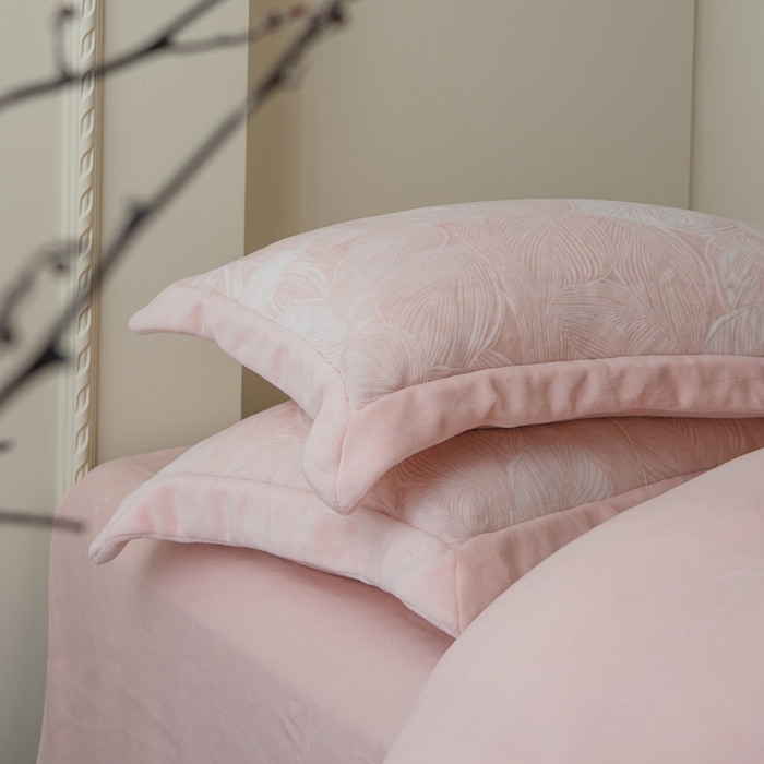 91家纺网 家纺一手货源 找家纺 米奈家居 2025新款立体雕花拼角款牛奶绒四件套 秋影-粉