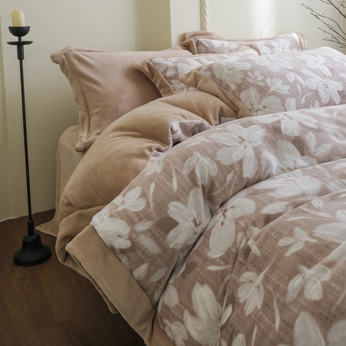 91家纺网 家纺一手货源 找家纺 米奈家居 2025新款立体雕花拼角款牛奶绒四件套 花如玉-驼